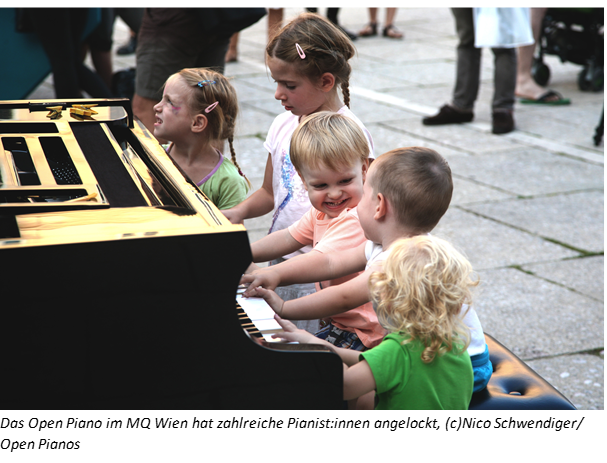 Kinder am Piano im Museumsquartier in Wien