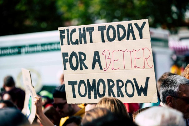 Protestschild mit Aufschrift: Fight today for a better tomorrow