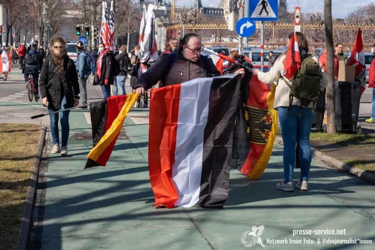 Auch an diversen deutschen Fahnen mangelt es auf den österreichischen Querdenker-Demos nicht, auch jene die unters Verbotsgesetz fallen (CC 4.0, Netzwerk freier Foto- & Videojournalist:innen) 